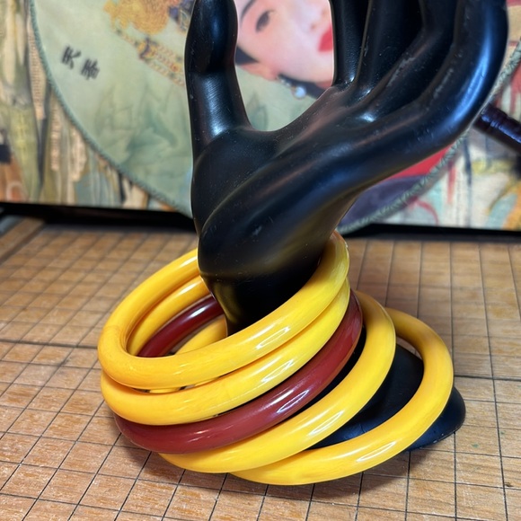 4 Creamy Yellow Acrylic 1 Carnelian Color Set 5 Bangle Bracelets 8”L EVC 70s 80s - Picture 1 of 8